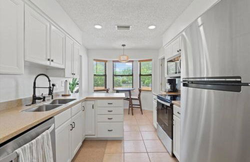 Spacious Home Near Beach, Large Yard, Game Room and Dog Friendly - Foto 3