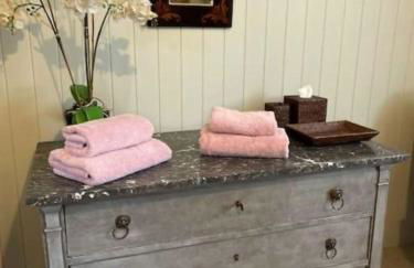 Reidochie Stables luxury haven overlooking garden - Photo 10