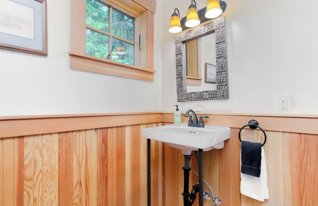 Goss Lake Chalet by Avantstay Lakefront w/ Dock - Photo 22