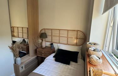 Modern Luxury Home with Spacious Garden close to Warner Bros Studio - Foto 28