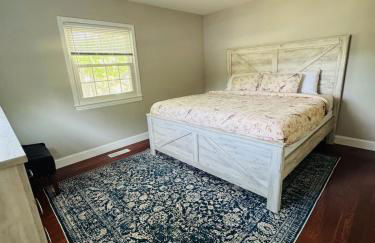 Bright Home for Family and Groups with Patio - Foto 16