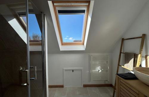 Saint Ho Mer Maison lumineuse vue mer 8 pers 4 chambres 2 sdb 2 WC étage rénové en 2025 belle terrasse grand jardin clos parking 8 mn à pied petite plage grand jardin près de Port en Bessin, Bayeux et plage Omaha beach - Foto 27