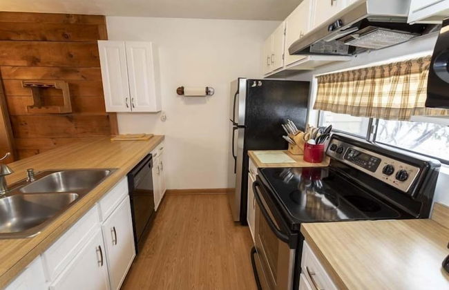 Seven Springs 3 BR Deluxe Condo, Near Golf Course by RedAwning - Photo 6