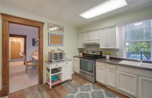 Central Akron Stay! Large Victorian Home with Yard - Foto 9