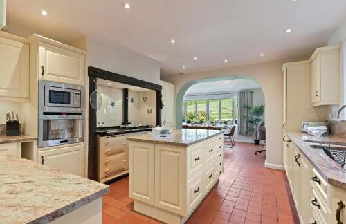 Stunning Countryside Home in Surrey by 53 Degrees Property, Ideal for Family Getaways, Private Tennis Court! - Foto 21