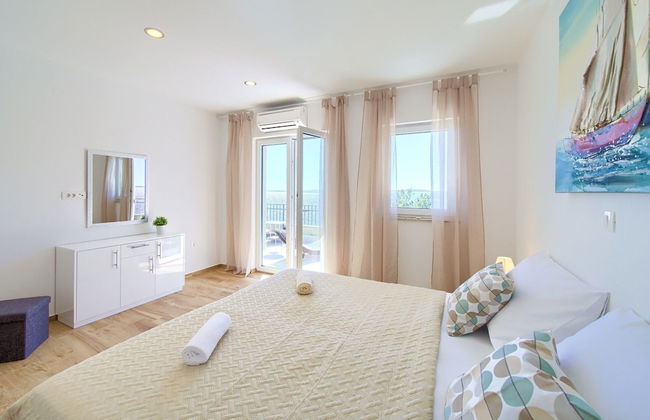 Villa in Cres With Sea Views & Pool - Foto 3