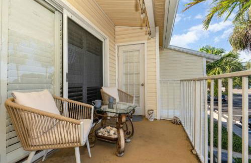 Serene Zen King Bed Condo - Half Mile from Beach - Foto 22