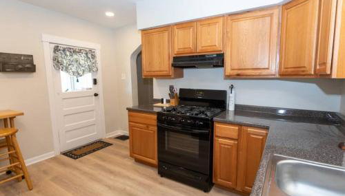 Updated & Comfy Bungalow with Parking Easy Access - Foto 3