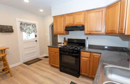 Updated & Comfy Bungalow with Parking Easy Access - Foto 3