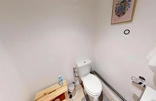 Live Like a Local Stylish 2BR with Balcony & Parking - Foto 18