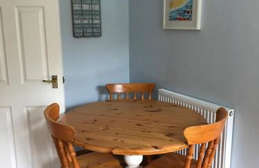 Lymington Courtyard: 4-Bed Modern Cottage Charm - Photo 22