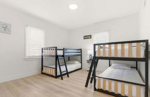 New Modern Updated Secure and Private Home - Foto 42