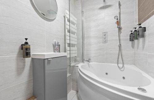 2 Cosy Bedroom Sleeps 6 02 Arena Perfect for Contractors Families and Groups - Photo 20