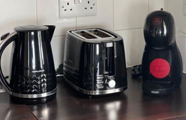 Sunset Heights Bright 2BR with City Views and Free Parking - Foto 15