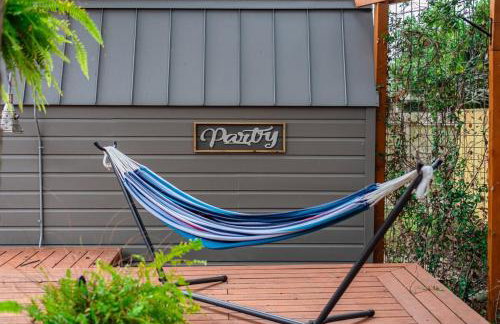 Serene POOL & Firepit in Stunning Home By Airport - Foto 9