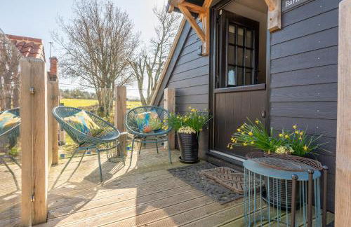 Peaceful Stylish Entire Apartment - Views, Gardens, Firepit, Balcony - Photo 2