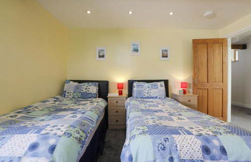 The Old Wagon House views over the fields and sea - Foto 16