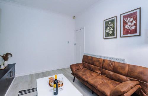 The Lyme Lounge - Contemporary & Stylish 3BR Home - Sleeps 7 with Parking & Wi-Fi - Perfect For Business or Work Stays - By Parydise Properties - Foto 2