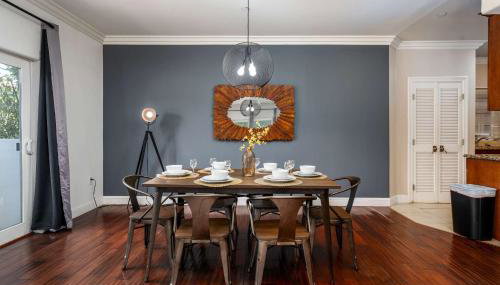 Stylish Home Prime Location with Fireplace & Patio - Foto 5