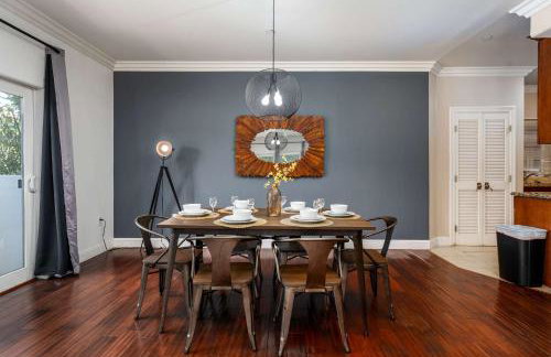 Stylish Home Prime Location with Fireplace & Patio - Foto 5