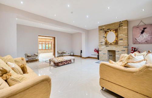 Kingswood 6 Bed Mansion, Tennis Court and Cinema - Foto 10