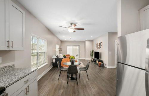 Modern 2BR 2BA New Build Condo with Garage & Patio - Foto 14
