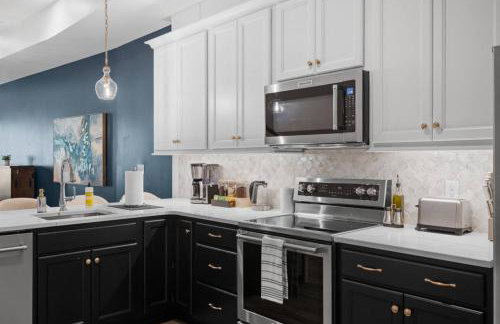 Immaculate Penthouse Double King Suite on Butler St with rooftop deck and free off street parking - Foto 21