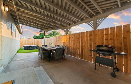 Entire Private Home with 4 Bedrooms 2 Bathrooms, Hot Tub, King Bed, 80 TV, Gated Yard, Ranch Style, Available Now - Foto 6