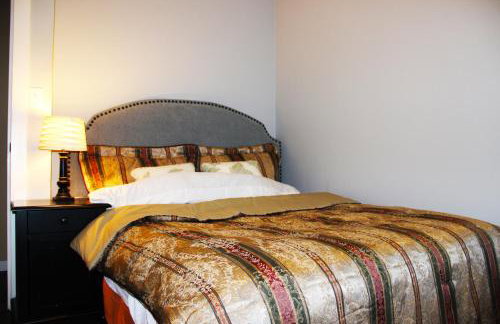 Bright 3 bedroom home with full kitchen, fenced backyard, sports court and free parking - Foto 21