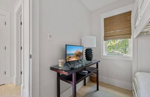 Bella and Dulce's Lakehouse by Juniper Holiday + Home - Photo 31