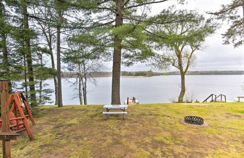 Cozy Dam Lake Escape with Dock, Yard and Water Access! - Foto 28