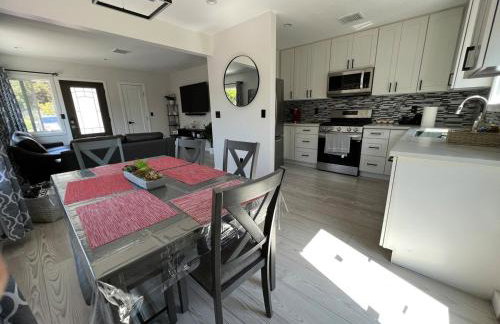 Cheerful house with EV, Parking & backyard - Foto 40