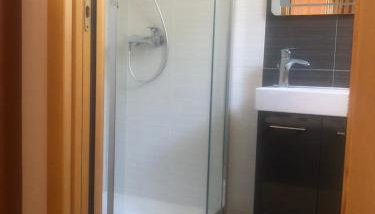 Longo Apartment - Photo 4, Shower