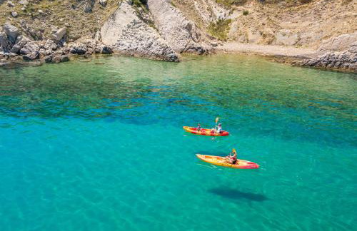 A White Cliffside Studio - Photo 19