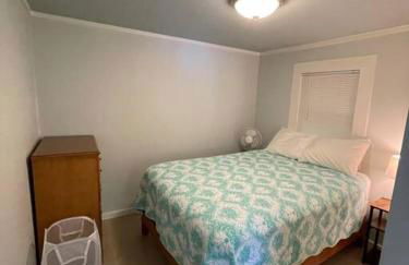 Berta's Lake Front Cottage on Winona Lake! - Foto 9