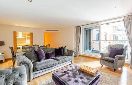 Chelsea Riverfront 2BR & Balcony - Foto 1