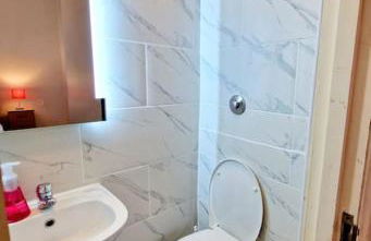 Charming Home with Private Balcony, on 1st floor, with 2 Bathrooms, 3 min walk to Earl's Court Station - Photo 30