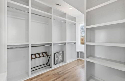 Modern House by Downtown with Garage and Fenced-in Yard - Foto 35