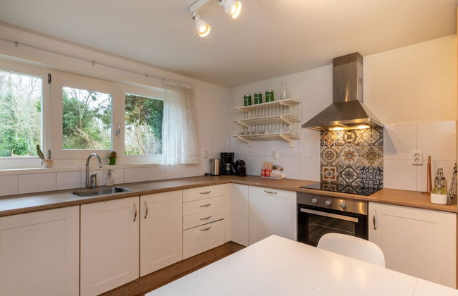 Beautiful Bungalow With Garden - Photo 7