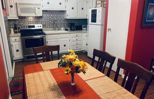 Family Friendly Downtown Home - Private Yard & Grill - Location, Location, Location! - Foto 7