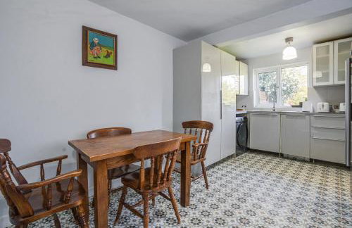 4BR Family Home, Garden, WiFi, 5mins to Elisabeth Line & 10min to Stratford - Foto 22