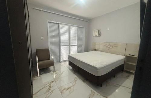 Apartamento com Estacionamento, Wi-Fi, Ar condicionado a 300 metros da Praia da Enseada no Guarujá. - Foto 14