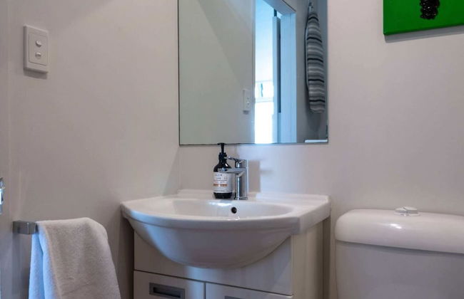 Centrally Located Light-filled Studio w/ Parking - Foto 26