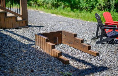 Luxury Winter Cabin! Hot Tub - Fire Pit - Decks - Game Room - Foto 44