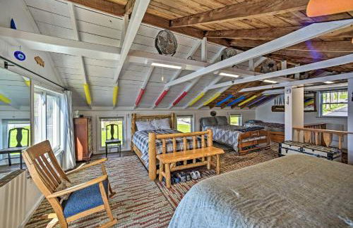 BBQ Ready Lakeside Milford Home with Paddleboat - Foto 17