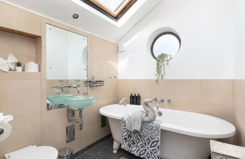 Charming & Spacious 2 BR Home - Photo 8