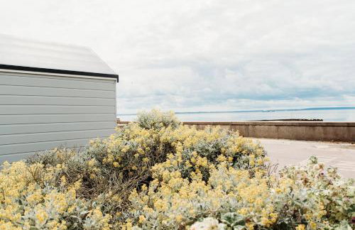 Sunny Beachside Apt with Free Parking - Foto 30