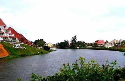 Vista para a lagoa - Enseada Azul, perto da Bacutia e Peracanga - Duas suítes Ar Condicionado - Varanda Gourmet - Lazer Completo, piscinas, quadras, sauna, pescaria, náutica, bar, restaurante, parques - Estacionamento e Portaria 24h - Foto 6