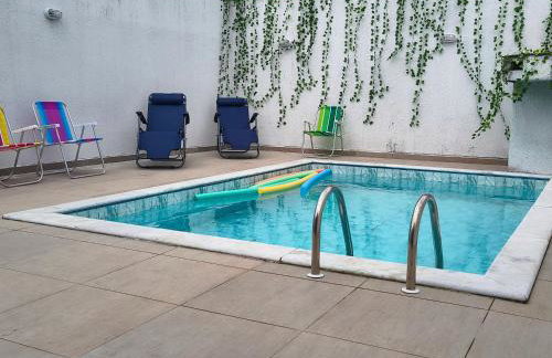 Casa completa com piscina perto da praia, garagem, aceita pet - Foto 1