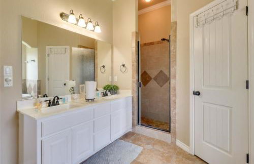 Unwind Fireside! Harker Family Retreat with Yard - Foto 15